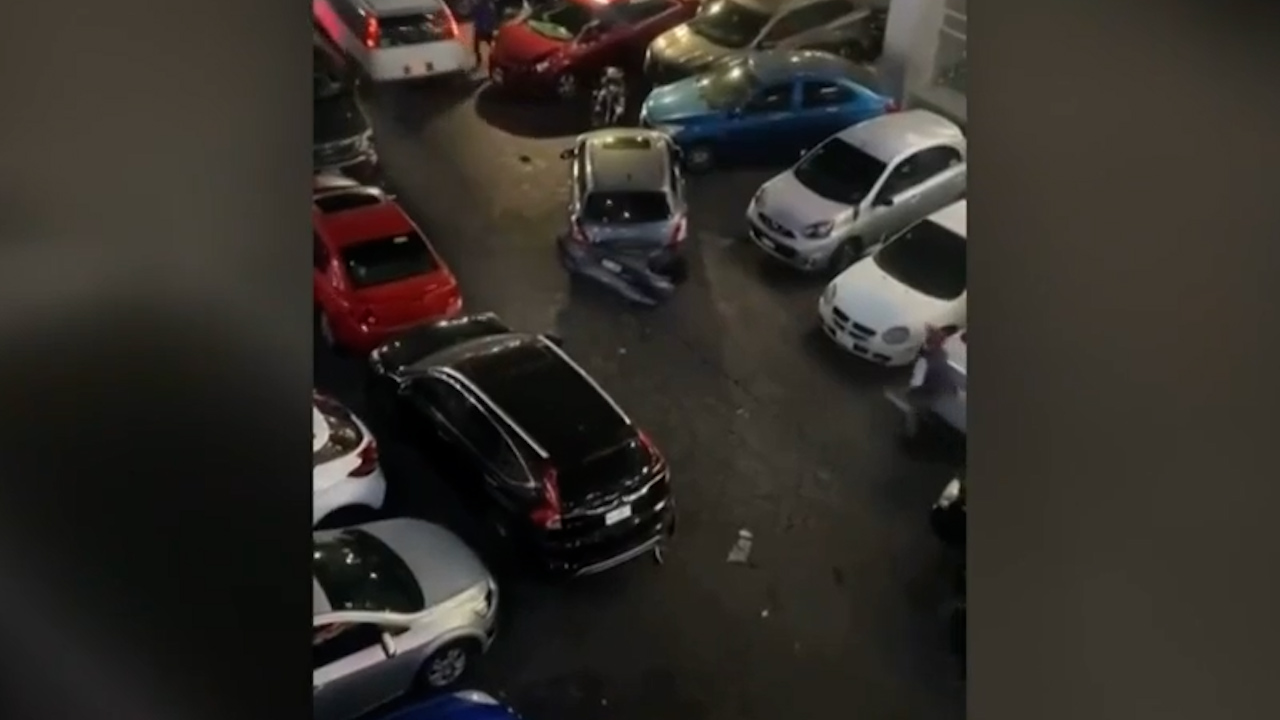 En CdMx, conductor huye de estacionamiento y choca varios autos a su paso