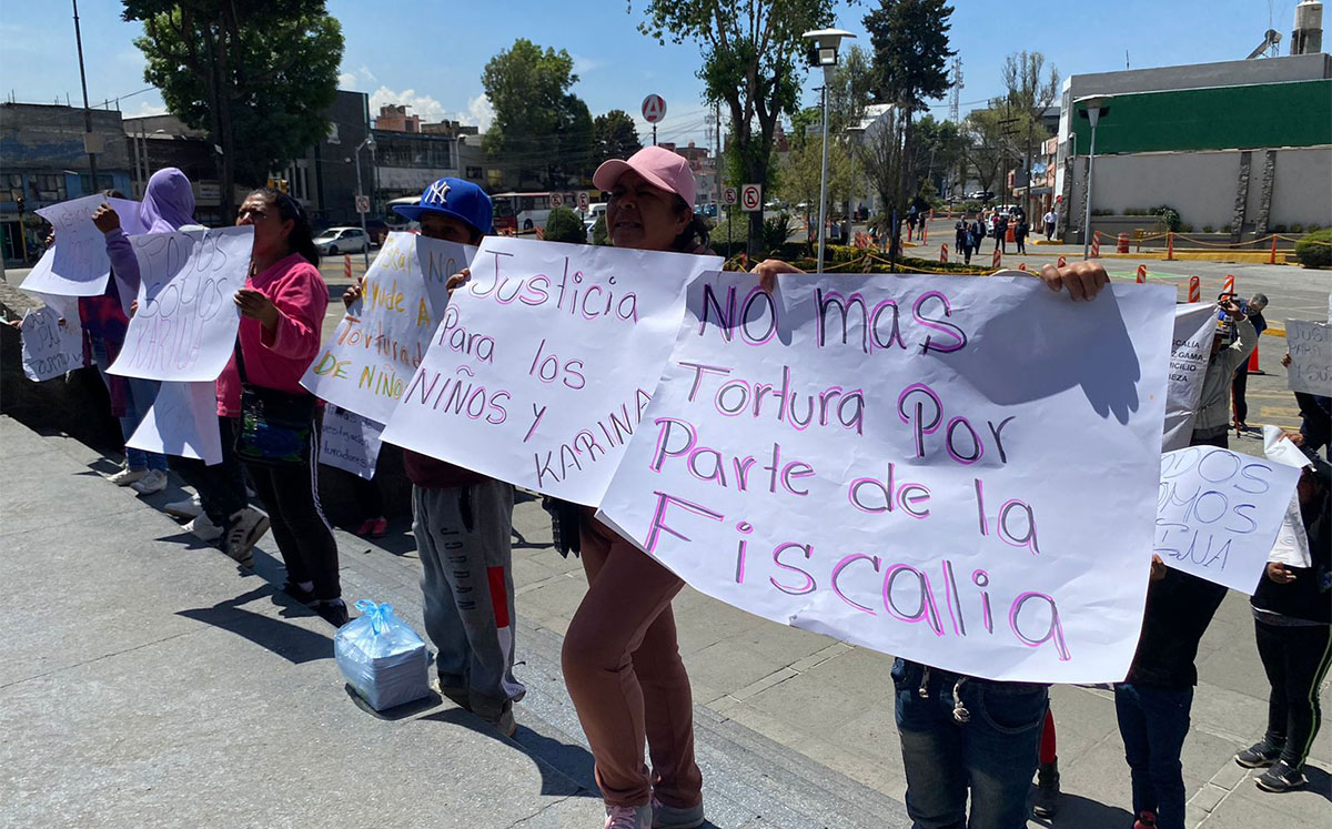 Se concentraron al menos 30 personas en las escalinatas del edificio central de la FGJEM, en Toluca