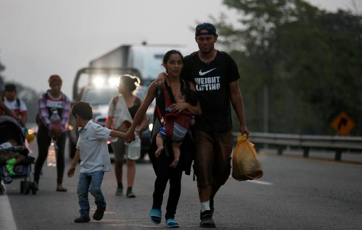 Familia de migrantes rumbo a Estados Unidos (Reuters)
