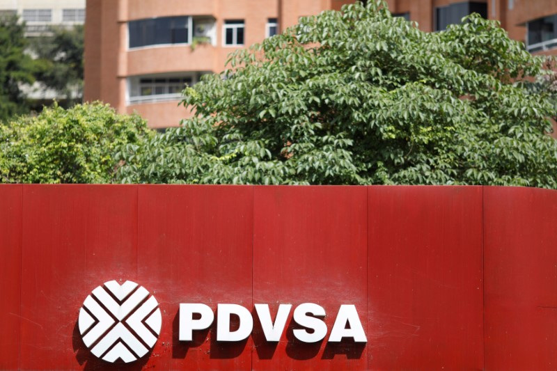 El logotipo corporativo de la petrolera estatal PDVSA se ve en una gasolinera en Caracas, Venezuela. (Reuters)