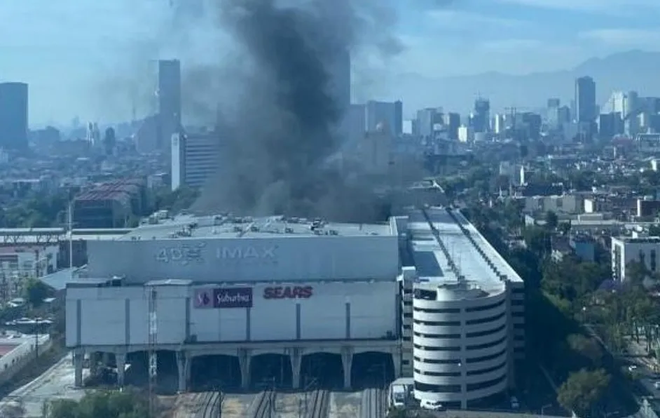 Reportan incendio en Fórum Buenavista en CdMx; desalojan plaza comercial