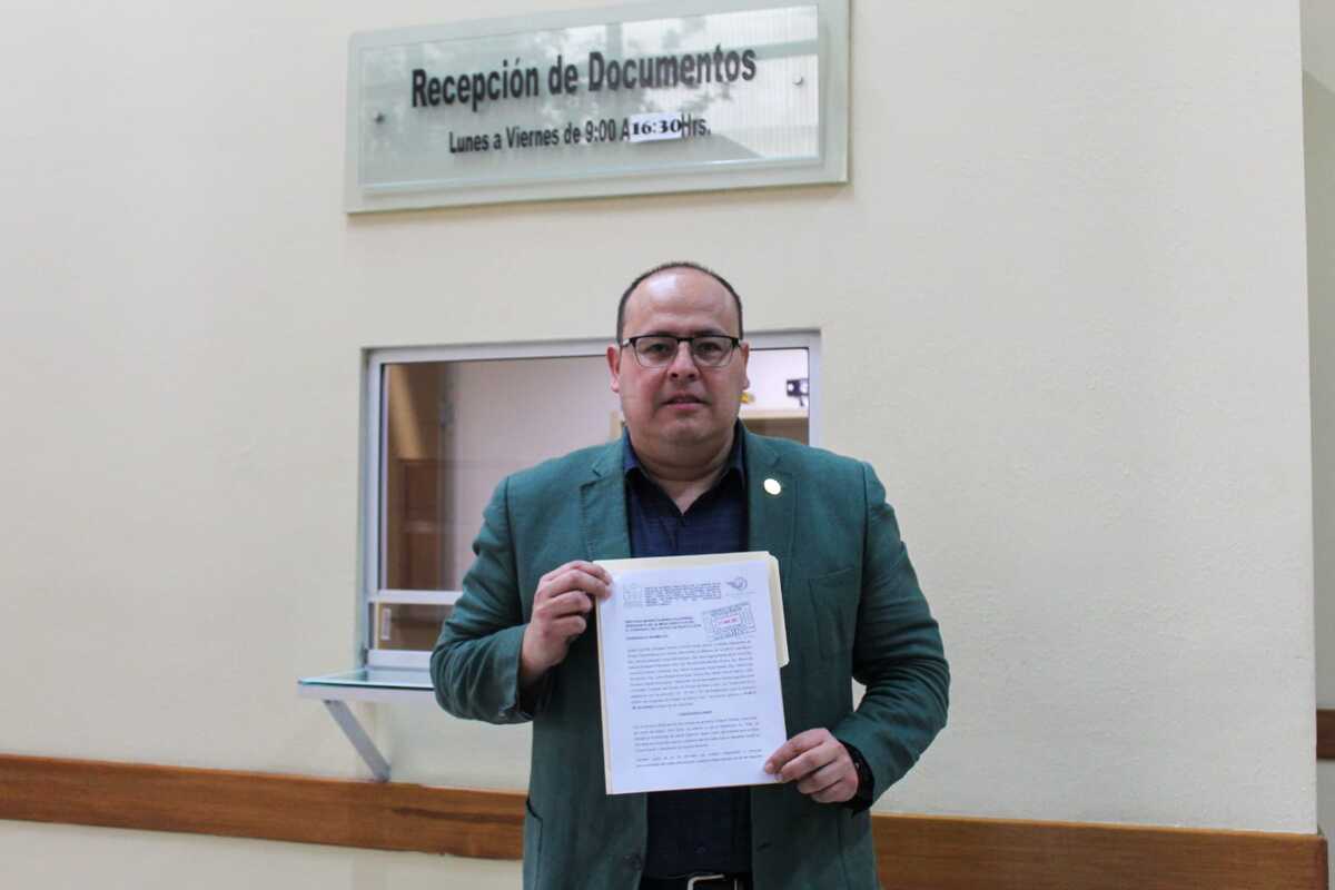 Roberto Farías entrga iniciativa. Foto: Especial