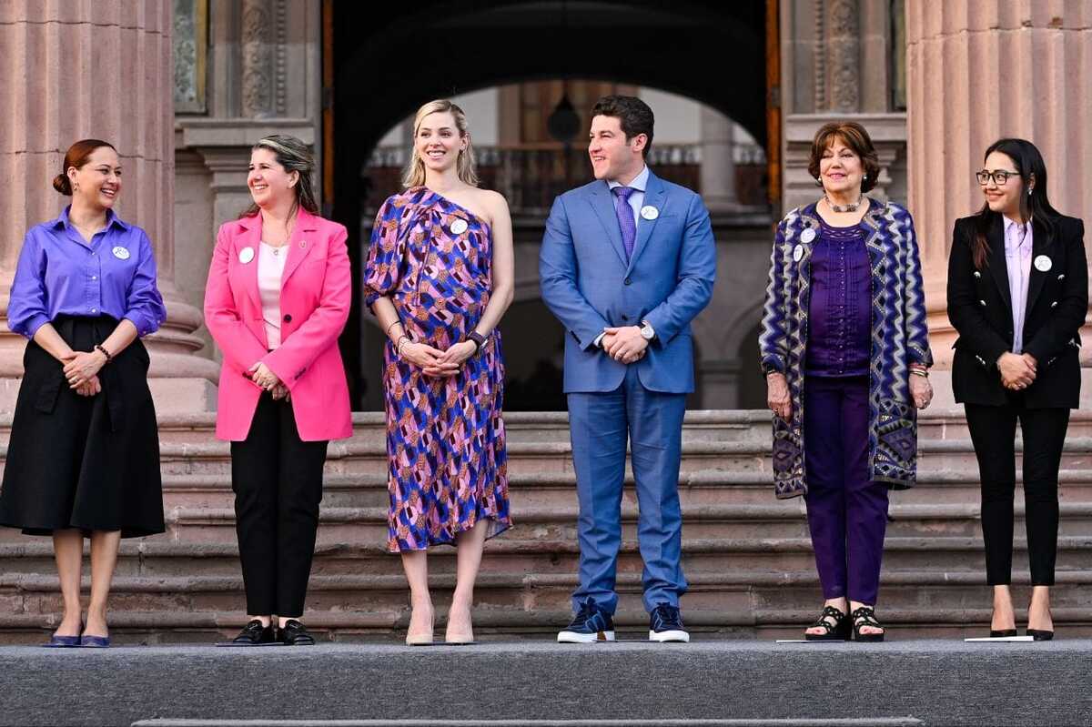 Samuel García enciende Palacio de Gobierno de morado. Foto: Especial
