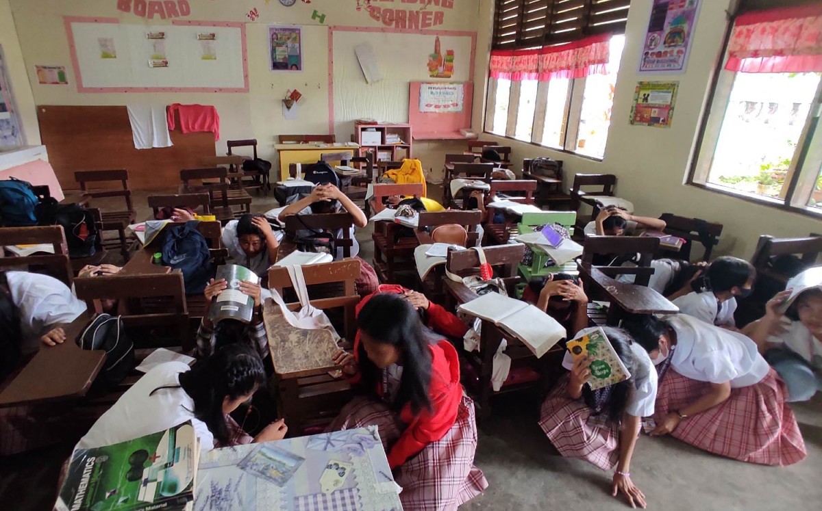 El sismo ocurrió a las 14 horas tiempo local | AFP PHOTO / BUSO NATIONAL HIGH SCHOOL