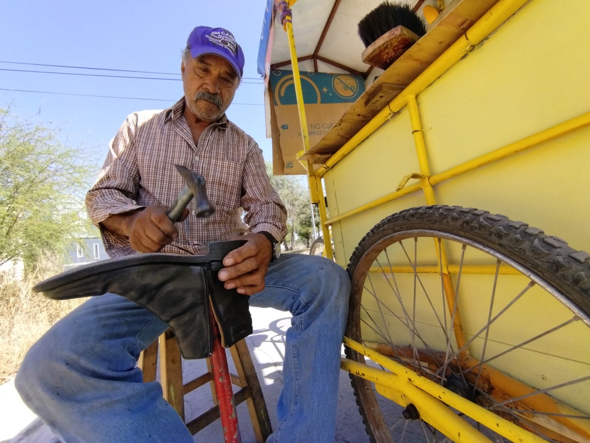 El zapatero Héctor Cruz anda por las calles de la colonia Bosque Real, en Apodaca, de lunes a sábado de 09:00 a 15:00 horas.