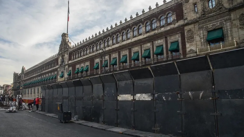 AMLO justifica vallas en Palacio Nacional por marcha del 8M: "la derecha es muy violenta"