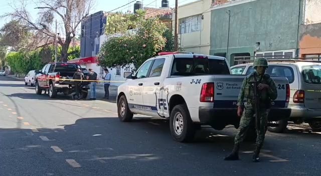Autoridades vigilan lugar donde hombre fue hallado muerto en Oblatos (Juan Carlos Munguía)