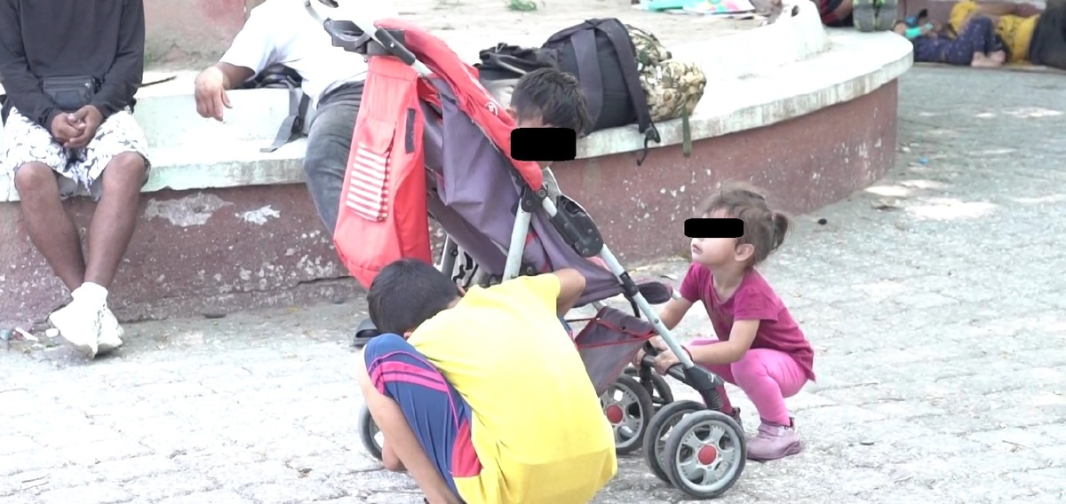 Cientos de niños viajan con sus padres. (Ramón Bragaña)