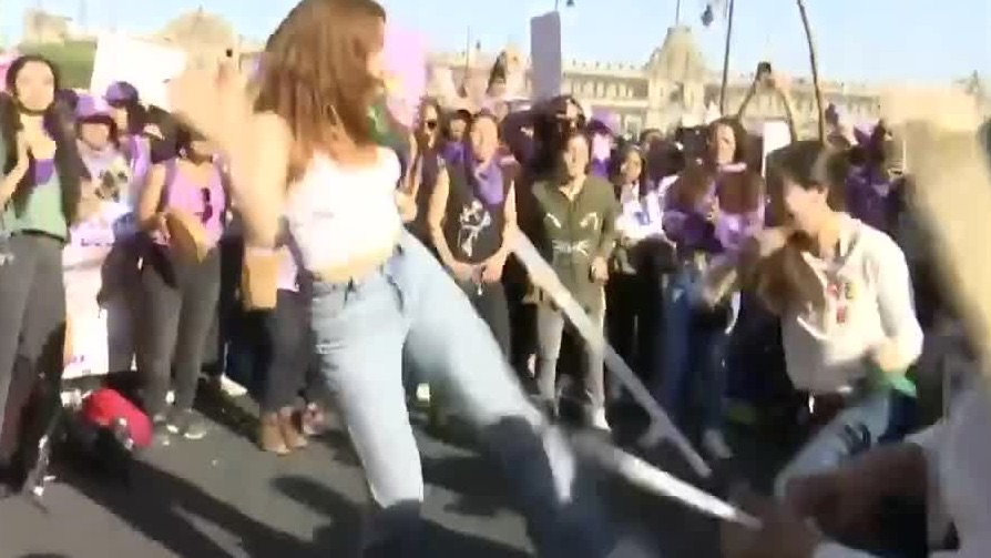 Colectivo capoeira baila para dar un mensaje de resistencia hacia las mujeres en el Zócalo