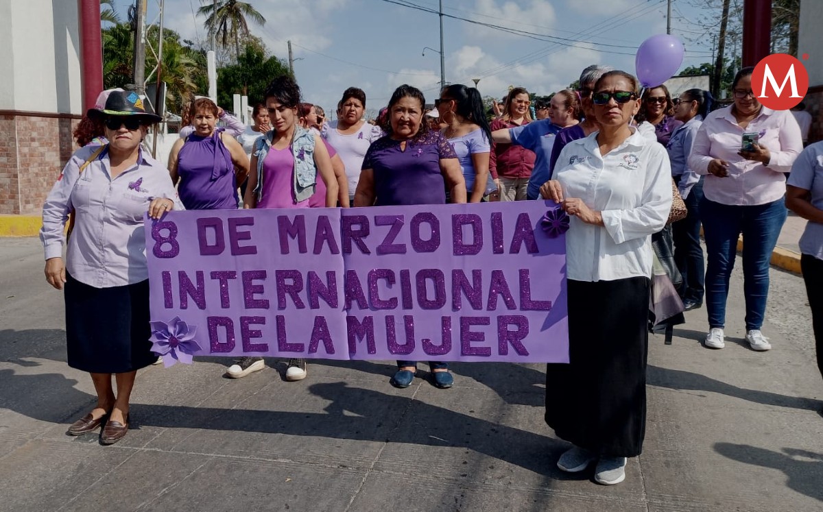 Marchan en conmemoración del Día de la Mujer en Pueblo Viejo