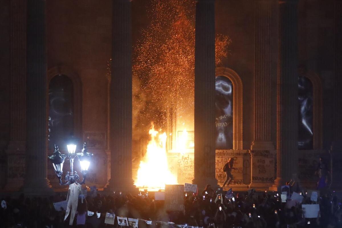 Portan y queman Puerta de Palacio de Gobierno | Jorge López