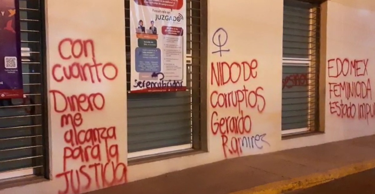 Realizaron pintas en la facha del edificio. (Lauro Galicia)