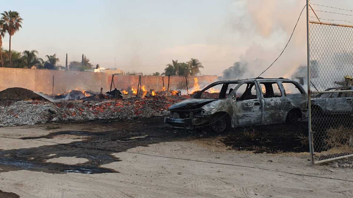 Fabrica de tarimas es consumida por incendio (Juan Carlos Munguía)