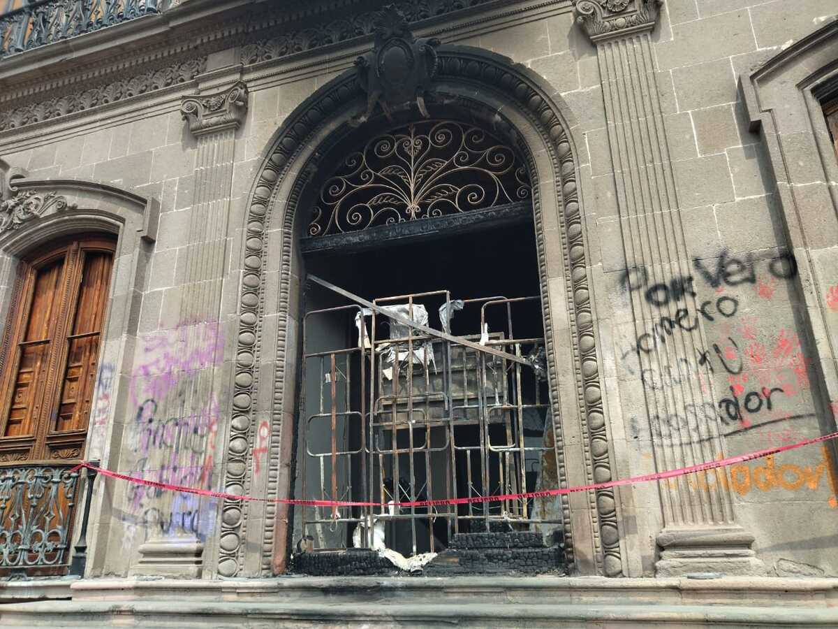 Un grupo de mujeres dejó pintas y quemó el Palacio de Gobierno durante la marcha del 8M |  Sandra González