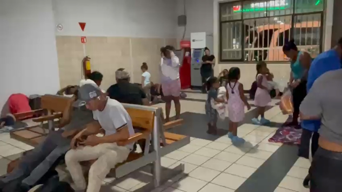 Los migrantes abarrotan las terminales de autobús. (Ramón Bragaña)
