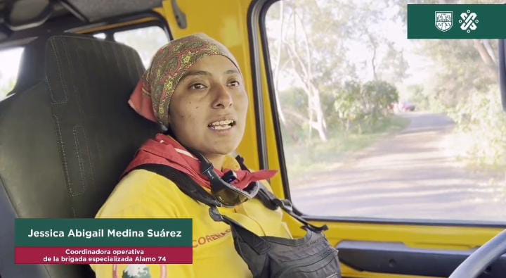 Primer mujer en manejar un motobomba.