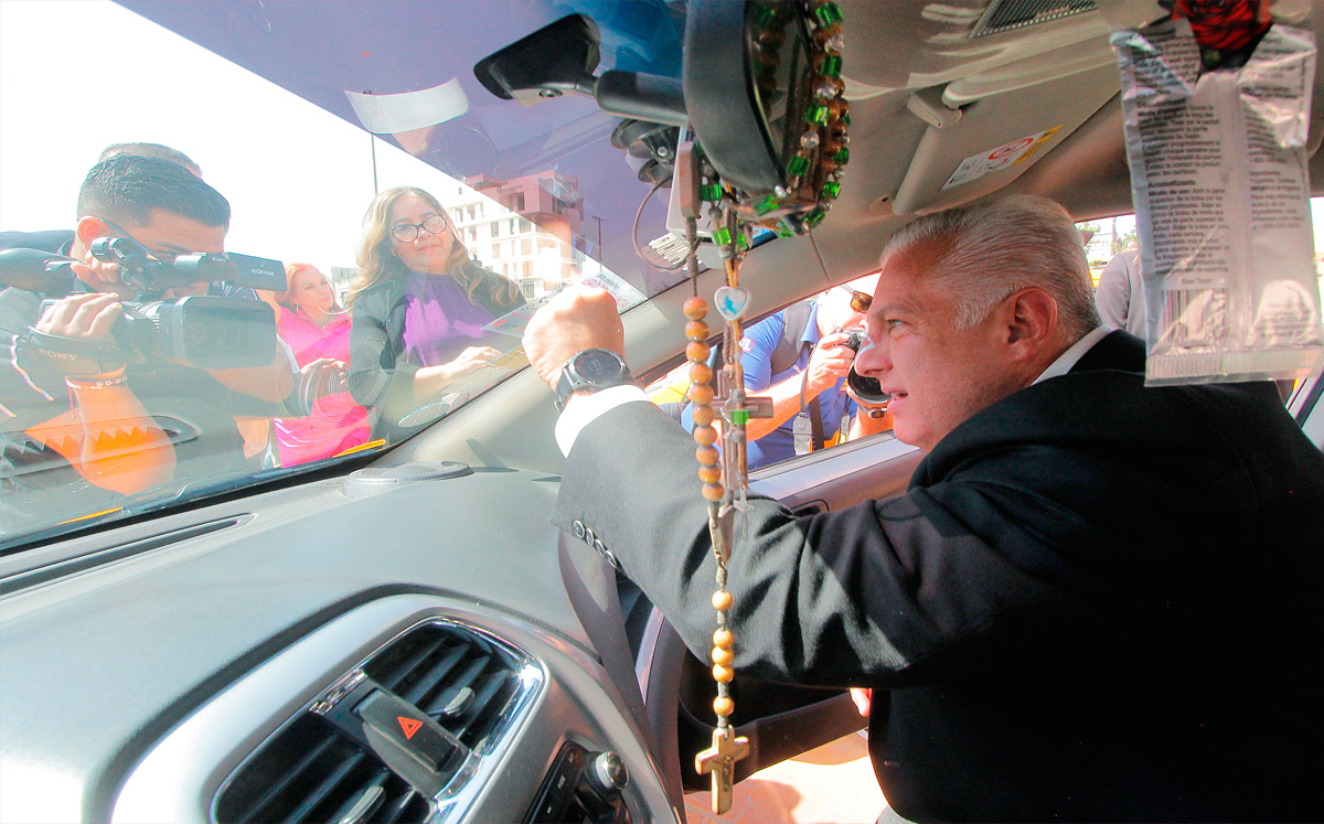 En Torreón, colocan engomados en taxis para prevención de violencia a mujeres. | Especial