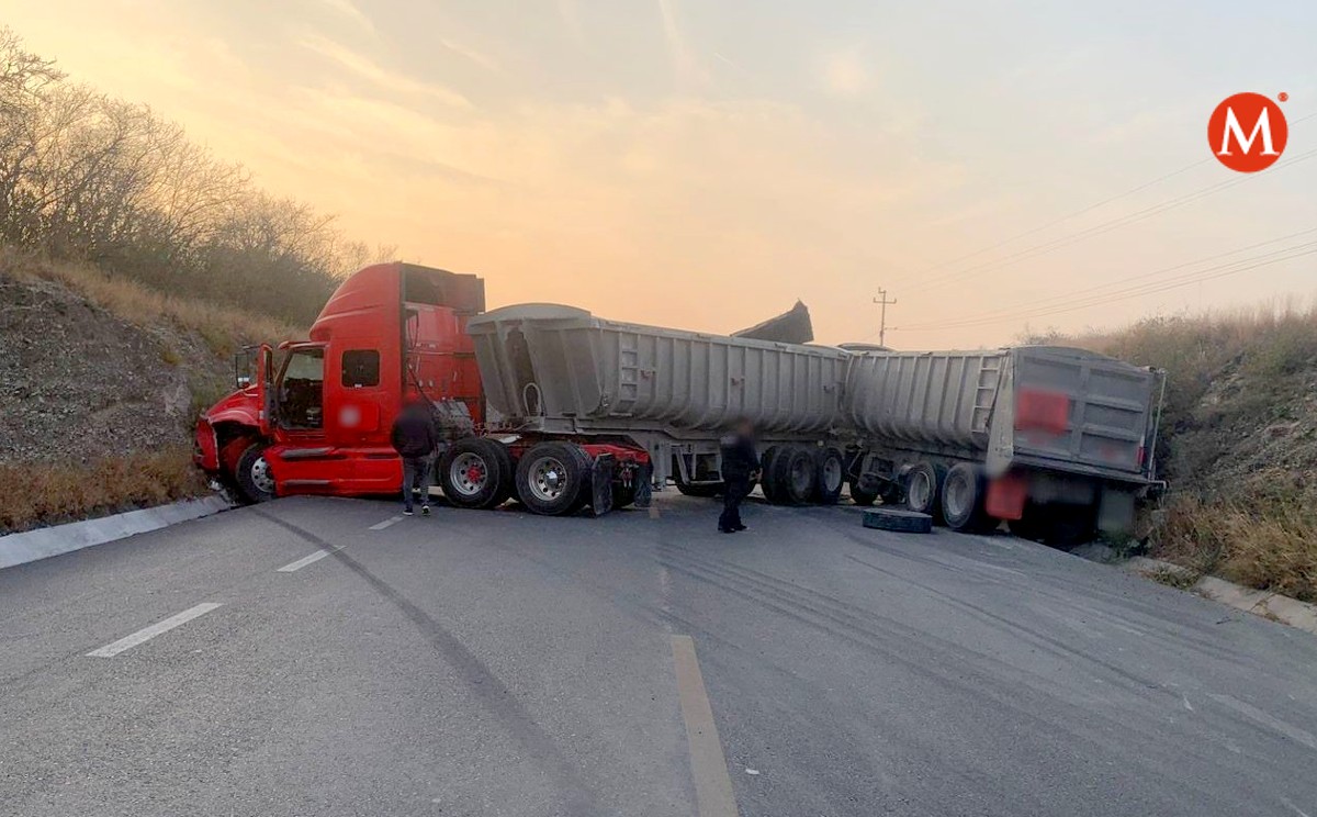 Trailer choca sobre carretera Victoria-Monterrey