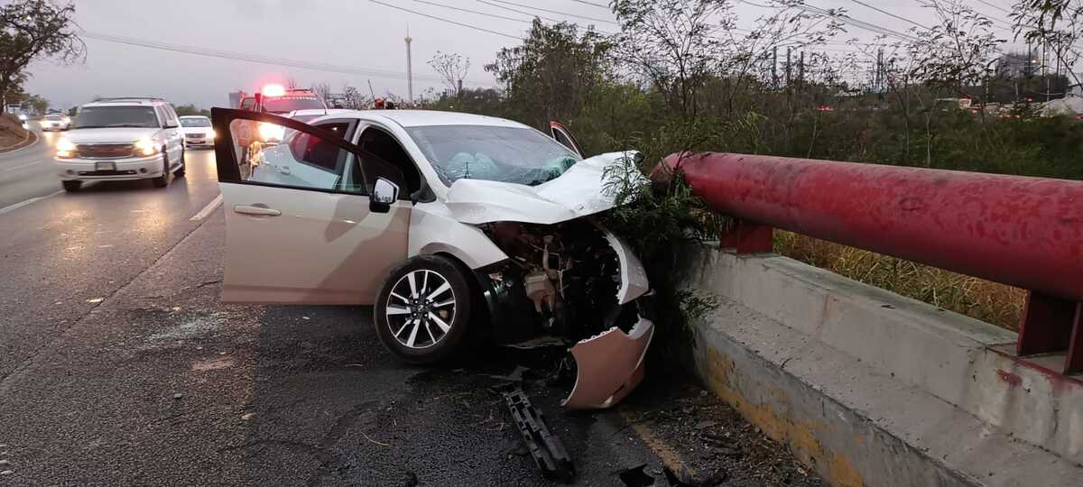 El vehículo se impacto contra un muro de contención de la avenida Morones Prieto en Monterrey | Erik Solheim Rocha
