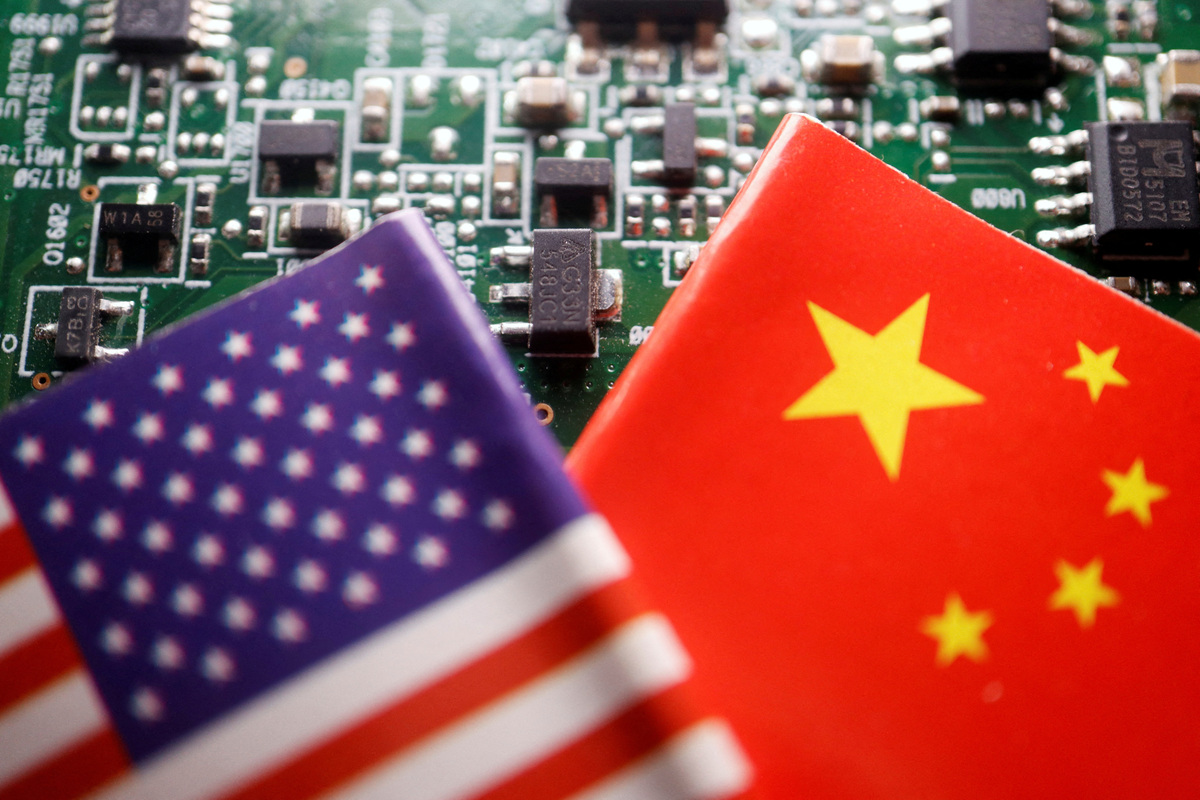 Las banderas de China y EU aparecen sobre una placa de circuito impreso con chips semiconductores. (Reuters)