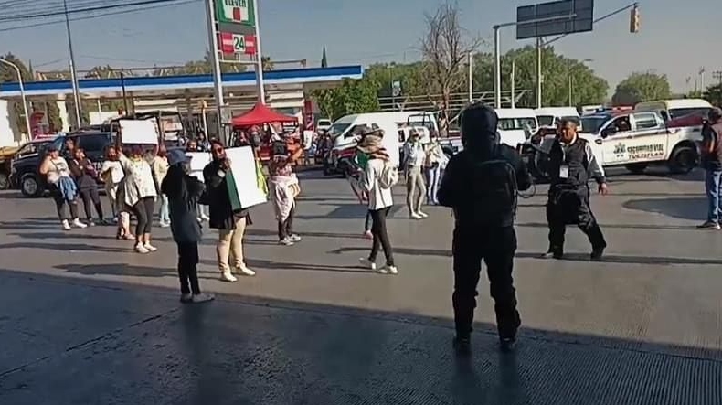 Bloquean avenida en Coacalco para exigir justicia por abuso de menores en jardín de niños. Juan Cmacho