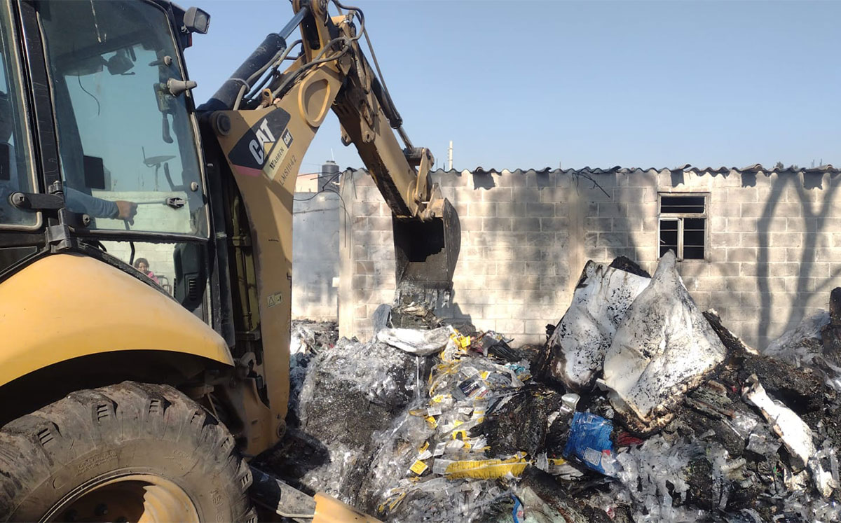 Bomberos apagan incendio en bodega en Cuautlalpa, Texcoco