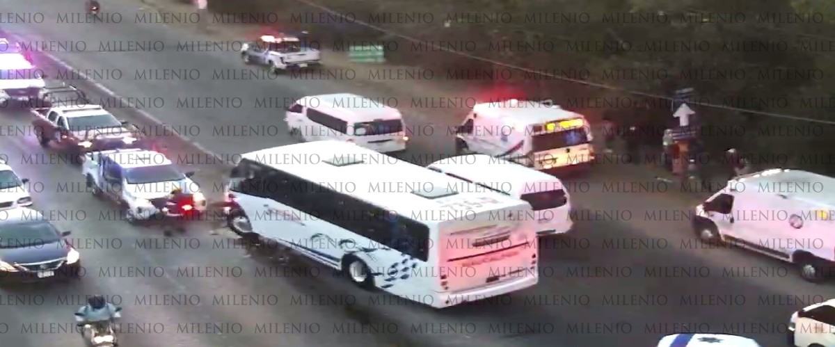 Choca autobús de pasajeros contra muro de contención en carretera Nicolás Romero-Atizapán de Zaragoza. Especial