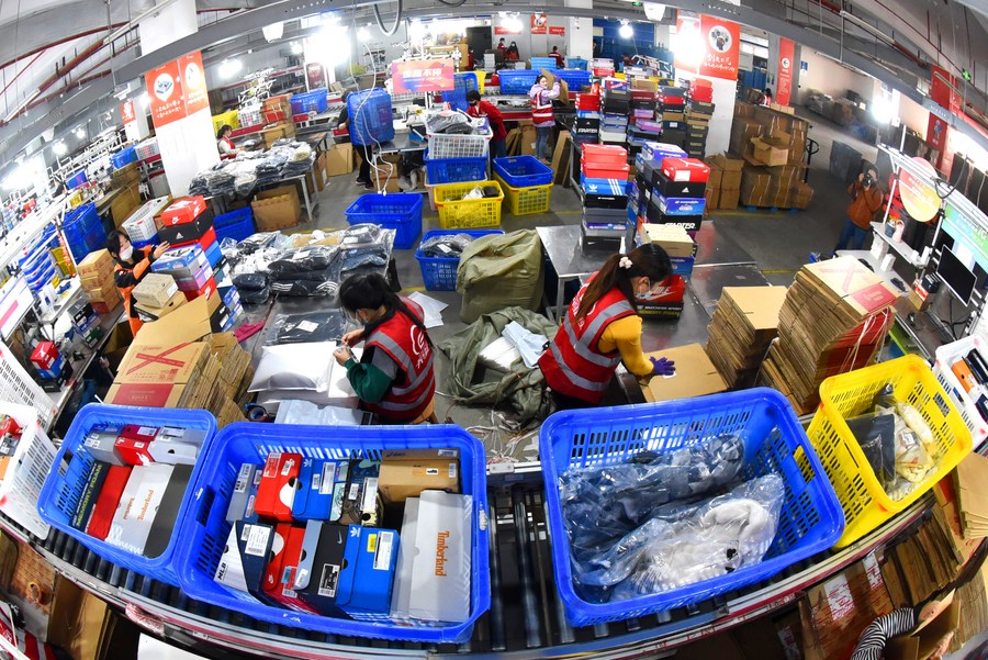 Clasificación de paquetes en un parque industrial de comercio electrónico en Lianyungang, provincia de Jiangsu, China. (Xinhua/Geng Yuhe)