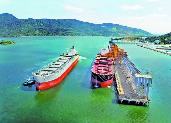 Las compañías transportan el petróleo vía marítima. Especial