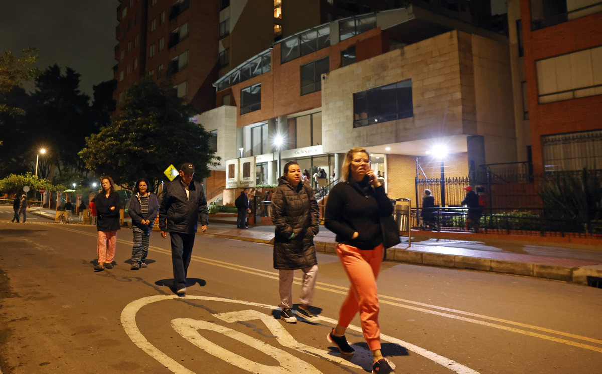 Residentes de un edificio salen de sus viviendas tras sentir un sismo en la madrugada de hoy | EFE