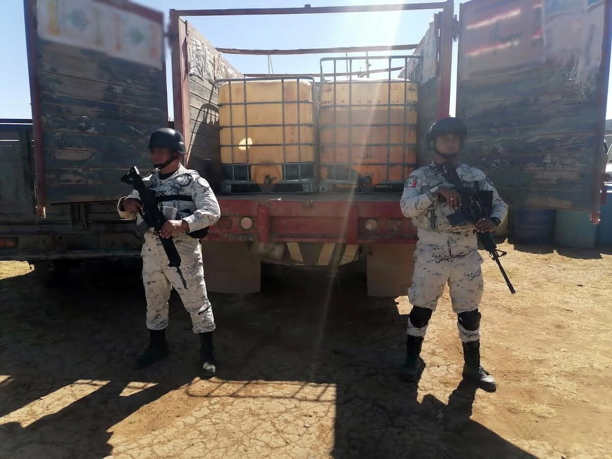 Junto a la toma clandestina había cuatro automotores, en los que hallaron contenedores cargados con gasolina de aparente procedencia ilícita|Cortesía