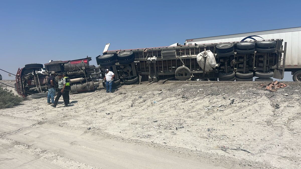 El tráiler quedó recostado sobre ambos carriles y corto la circulación vial por un buen rato.