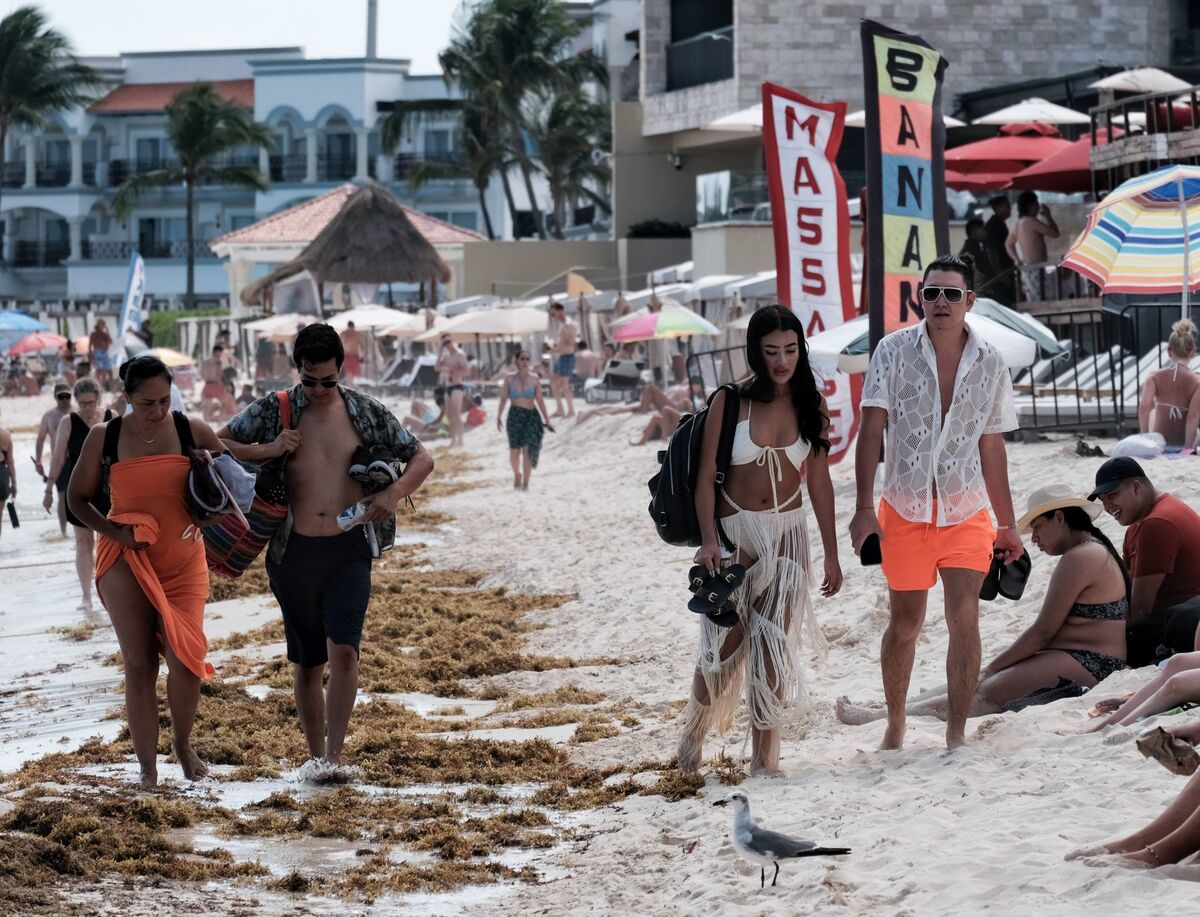 Turistas deben caminar sobre rocas por la erosión de las playas en Quintana Roo. | Cuartoscuro