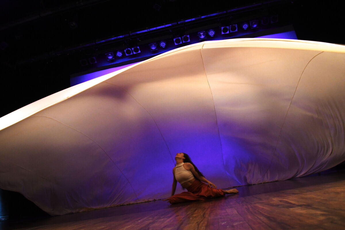 Las bailarinas son acompañadas en escena por una tela de 10 metros que representa el movimiento y lo sutil de la memoria. (Foto: Pablo Vargas)