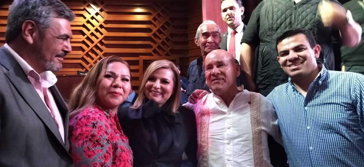 Claudia Delgadillo (centro) presentó su informe como diputada federal (Usi Toledo)