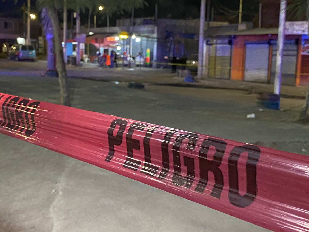 El cuerpo del hombre quedó sobre la calle. Foto: Miranda Arias