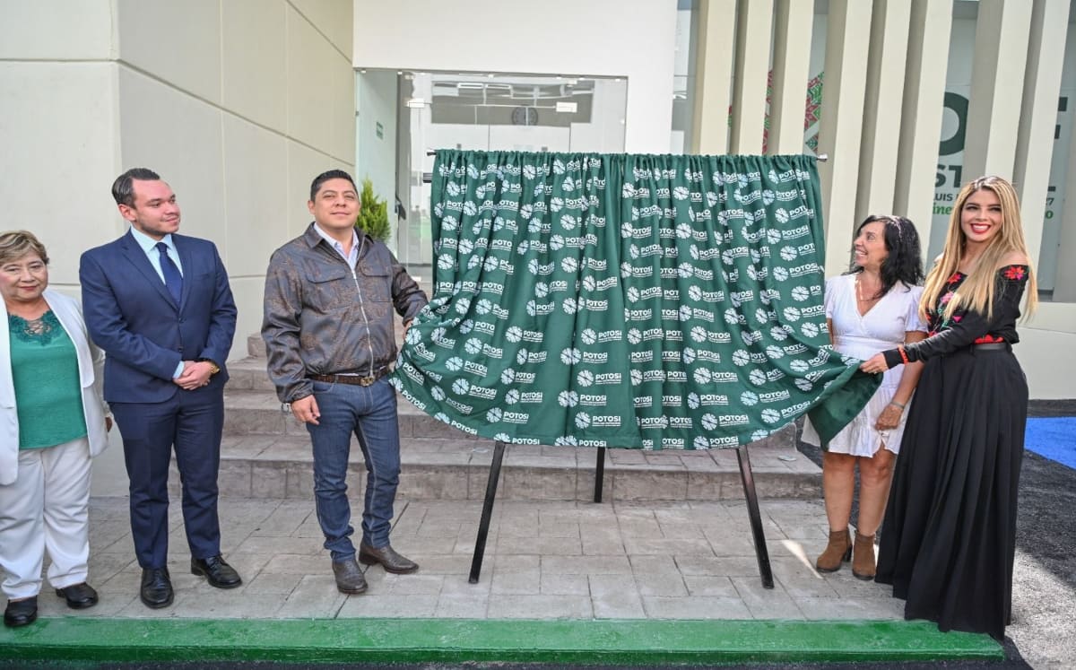 “Hay gente maravillosa como Ricardo Gallardo y Ruth González, que hacen algo extraordinario”, dijo la titular del DIF. / Especial