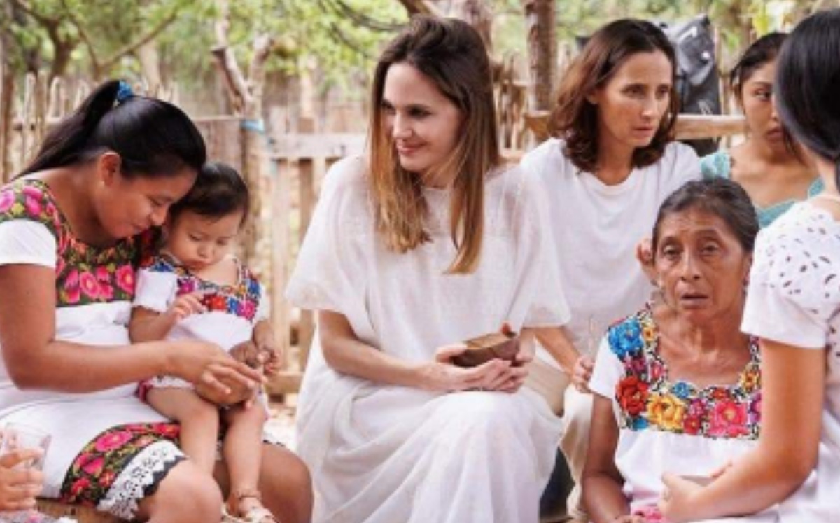 Angelina Jolie visita a las mujeres mayas de Quintana Roo. (Especial)