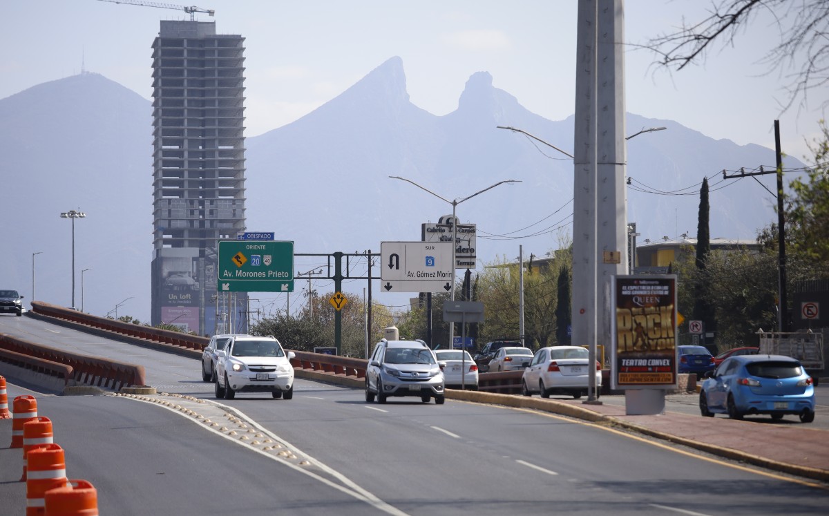Cierres por obra en la avenida Antonio L. Rodríguez en Monterrey