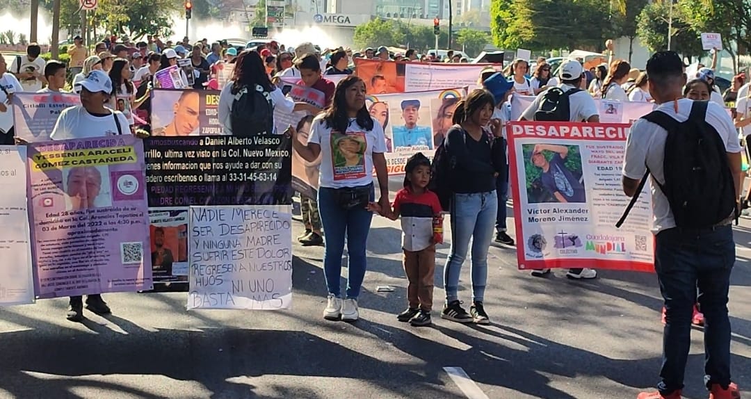 Colectivo Luz de Esperanza se manifiesta en Guadalajara (Roberto Hurtado)