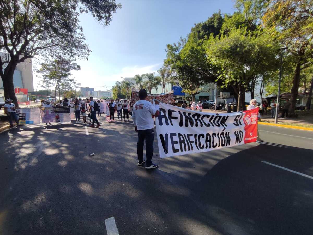 Colectivos se manifiestan contra la verificación vehicular en Guadalajara (Roberto Hurtado)