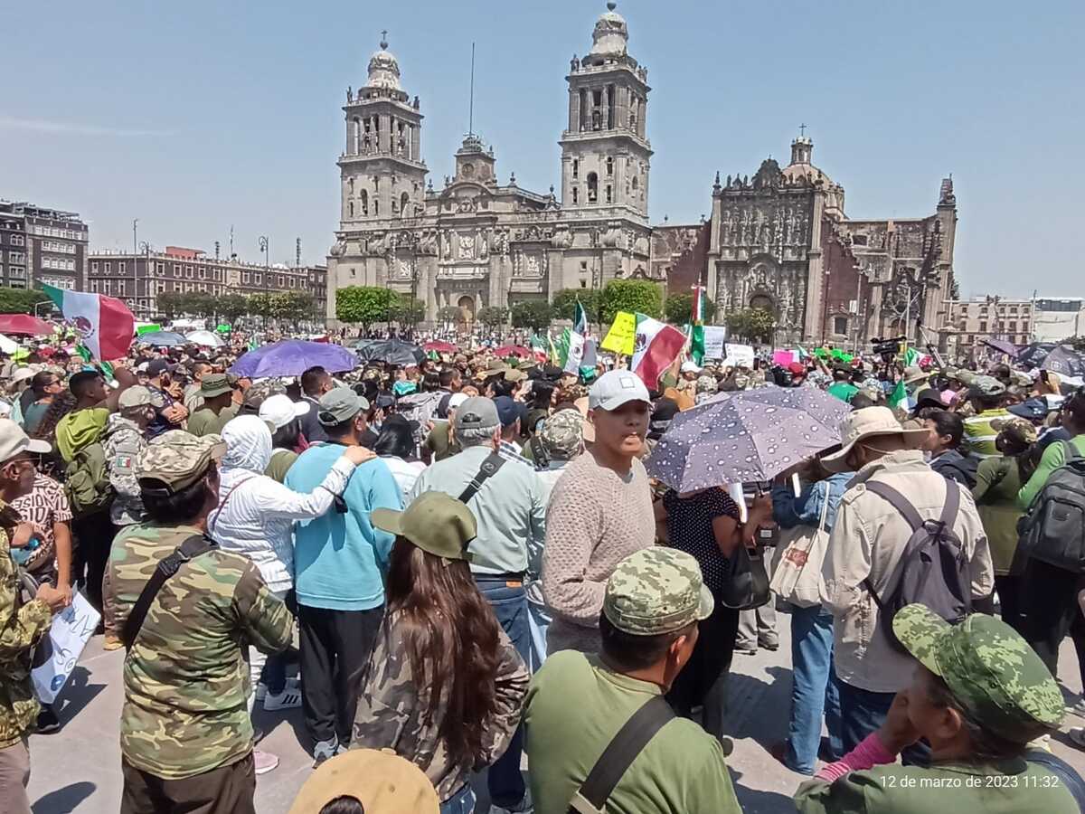 Familiares del Ejército mexicano se manifiestan en el Zócalo capitalino | César Velázquez