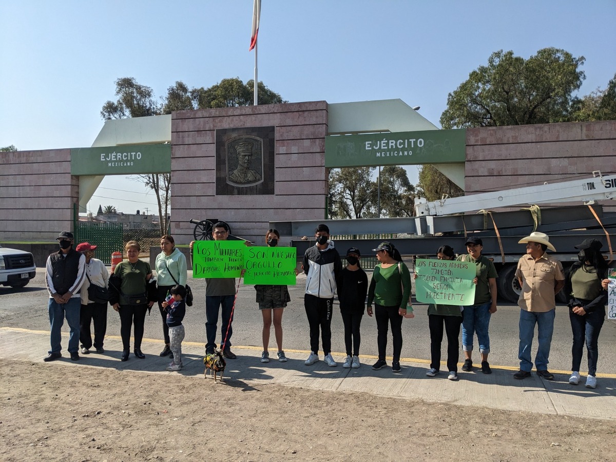Los manifestantes llevaban cartulinas verdes  con mensajes en apoyo a las fuerzas armadas (Jorge Sánchez)