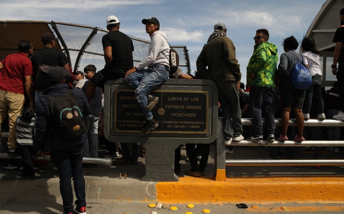 Migrantes intentan cruzar en estampida desde Ciudad Juárez a EU; "¡A USA!". | AFP