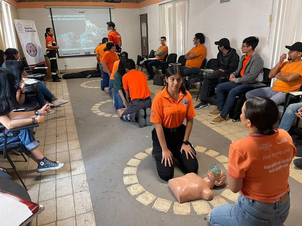 Capacitan a habitantes de Santa Catarina en primeros auxilios. Foto: Especial