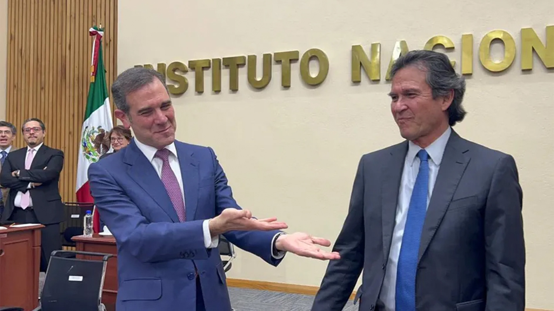 Consejo general del INE recibe a Edmundo Jacobo con aplausos tras despido de 11 días
