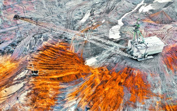 Una gran excavadora de senderismo trabaja en una cantera para la extracción de los minerales. SHUTTERSTOCK
