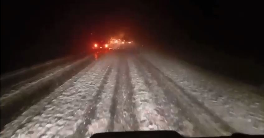 El granizo causó una densa capa de hielo sobre la carretera que dificulta el libre tránsito a causa del fenómeno climatológico.