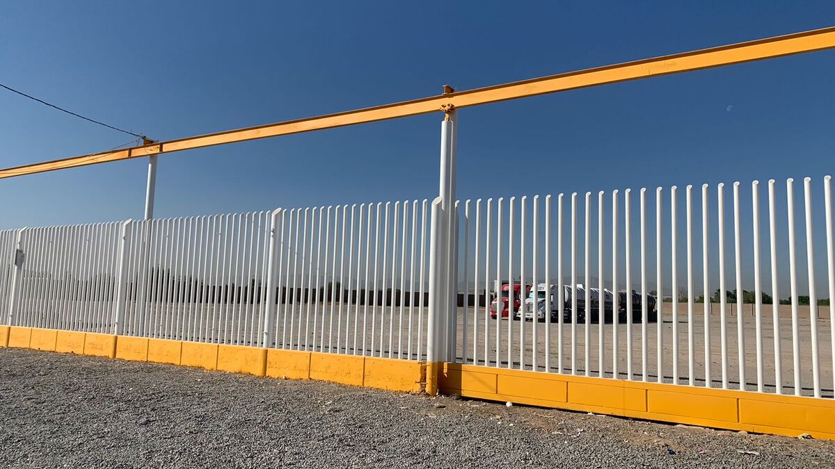 Al interior del terreno se localizaron varias pipas cargadas con hidrocarburos. (Notivox Digital)