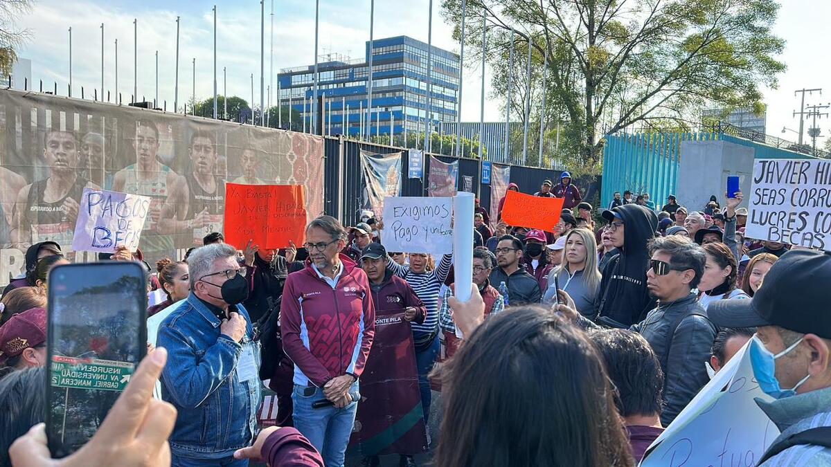 Javier Hidalgo, director de Indeporte, mantuvo conversaciones con los manifestantes para dirimir el conflicto (Especial)